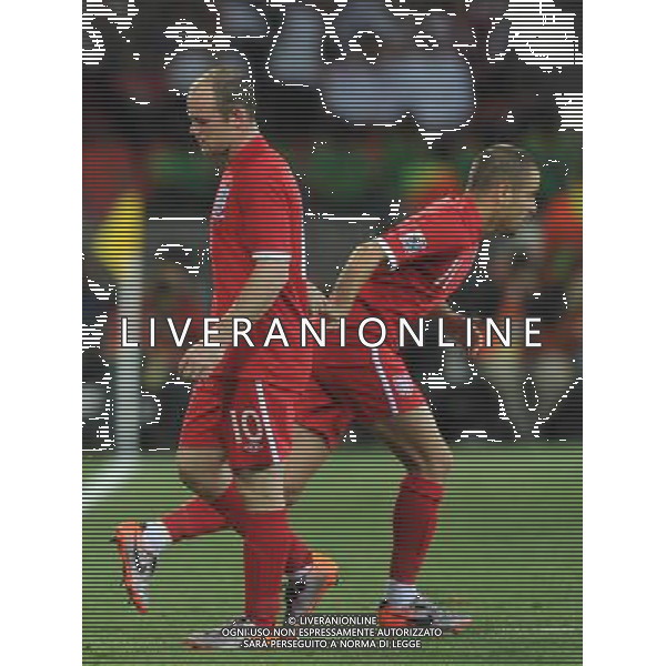 (100623) -- PORT ELIZABETH, June 23, 2010 -SOSTITUZIONE- England\'s Wayne Rooney (L) shakes hand with teammate Joe Cole during the 2010 World Cup Group C soccer match with Slovenia at Nelson Mandela Bay stadium in Port Elizabeth, South Africa, June 23, 2010. England won 1-0. Yang Lei) (kh) ©Photoshot/Agenzia Aldo Liverani Sas - ITALY ONLY: INGHILTERRA - SLOVENIA FIFA WORLD CUP CAMPIONATI MONDIALI SUD AFRICA 2010