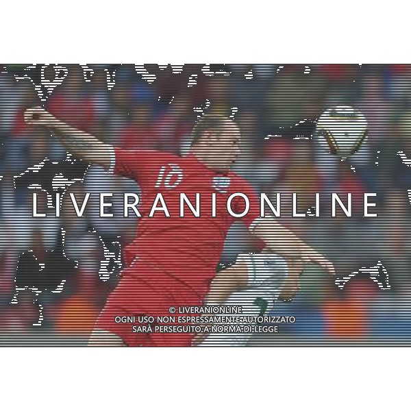 (100623) -- PORT ELIZABETH, June 23, 2010 -- England\'s Wayne Rooney (L) vies for the ball during the 2010 World Cup Group C soccer match against Slovenia at Nelson Mandela Bay stadium in Port Elizabeth, South Africa, June 23, 2010. England won 1-0. Yang Lei) (kh) ©Photoshot/Agenzia Aldo Liverani Sas - ITALY ONLY: INGHILTERRA - SLOVENIA FIFA WORLD CUP CAMPIONATI MONDIALI SUD AFRICA 2010