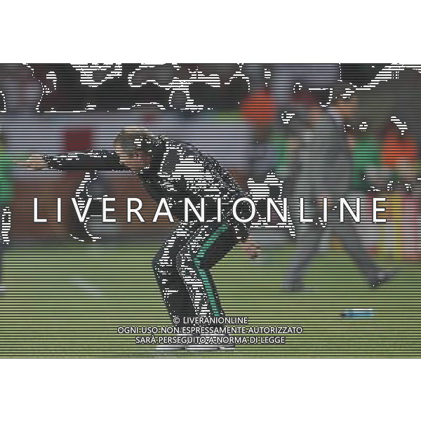 (100623) -- PORT ELIZABETH, June 23, 2010 -- Slovenia\'s coach Matjaz Kek reacts during the 2010 World Cup Group C soccer match against England at Nelson Mandela Bay stadium in Port Elizabeth, South Africa, June 23, 2010. Slovenia lost 0-1. Xing Guangli) (kh) ©Photoshot/Agenzia Aldo Liverani Sas - ITALY ONLY: INGHILTERRA - SLOVENIA FIFA WORLD CUP CAMPIONATI MONDIALI SUD AFRICA 2010