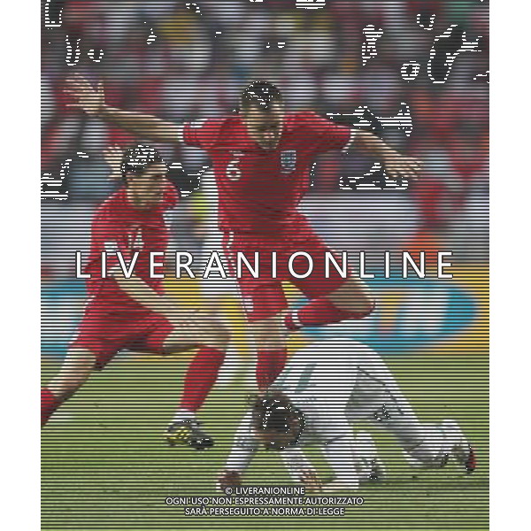 (100623) -- PORT ELIZABETH, June 23, 2010 -- England\'s John Terry (Top) vies with Slovenia\'s Milivoje Novakovic during the 2010 World Cup Group C soccer match at Nelson Mandela Bay stadium in Port Elizabeth, South Africa, June 23, 2010. Xing Guangli) (kh) ©Photoshot/Agenzia Aldo Liverani Sas - ITALY ONLY: INGHILTERRA - SLOVENIA FIFA WORLD CUP CAMPIONATI MONDIALI SUD AFRICA 2010