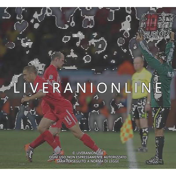 (100623) -- PORT ELIZABETH, June 23, 2010 -SOSTITUZIONE- England\'s Wayne Rooney (2nd L) is exchanged during the 2010 World Cup Group C soccer match against Slovenia at Nelson Mandela Bay stadium in Port Elizabeth, South Africa, June 23, 2010. Xing Guangli) (kh) ©Photoshot/Agenzia Aldo Liverani Sas - ITALY ONLY: INGHILTERRA - SLOVENIA FIFA WORLD CUP CAMPIONATI MONDIALI SUD AFRICA 2010