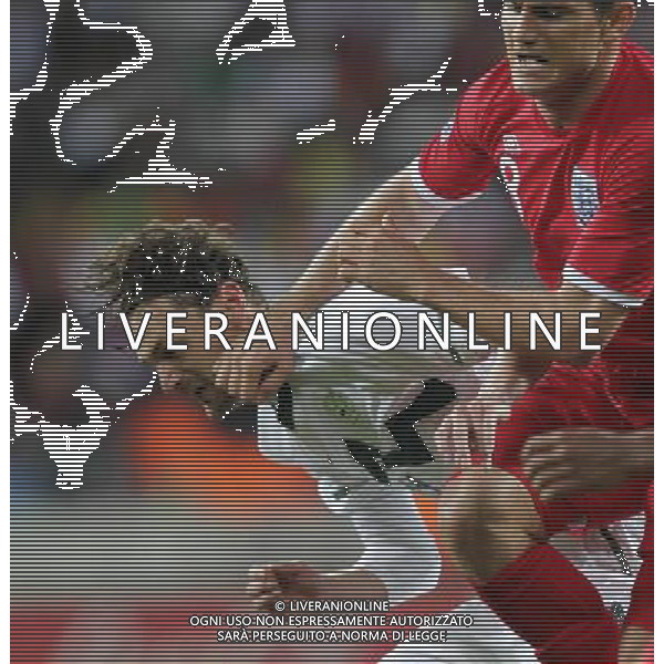 (100623) -- PORT ELIZABETH, June 23, 2010 -- England\'s Frank Lampard (R) fists Slovenia\'s Milivoje Novakovic during the 2010 World Cup Group C soccer match at Nelson Mandela Bay stadium in Port Elizabeth, South Africa, June 23, 2010. Xing Guangli) (kh) ©Photoshot/Agenzia Aldo Liverani Sas - ITALY ONLY: INGHILTERRA - SLOVENIA FIFA WORLD CUP CAMPIONATI MONDIALI SUD AFRICA 2010