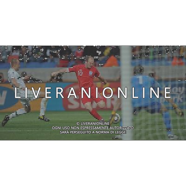 (100623) -- PORT ELIZABETH, June 23, 2010 -- Wayne Rooney (2nd L) of England shoots during the 2010 World Cup Group C soccer match against Slovenia at Nelson Mandela Bay stadium in Port Elizabeth, South Africa, June 23, 2010. Yang Lei) (kh) ©Photoshot/Agenzia Aldo Liverani Sas - ITALY ONLY: INGHILTERRA - SLOVENIA FIFA WORLD CUP CAMPIONATI MONDIALI SUD AFRICA 2010