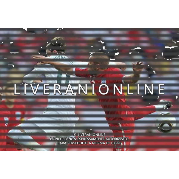 (100623) -- PORT ELIZABETH, June 23, 2010 -- England\'s Matt Upson (R) vies with Slovenia\'s Milivoje Novakovic during the 2010 World Cup Group C soccer match at Nelson Mandela Bay stadium in Port Elizabeth, South Africa, June 23, 2010. Yang Lei) (kh) ©Photoshot/Agenzia Aldo Liverani Sas - ITALY ONLY: INGHILTERRA - SLOVENIA FIFA WORLD CUP CAMPIONATI MONDIALI SUD AFRICA 2010