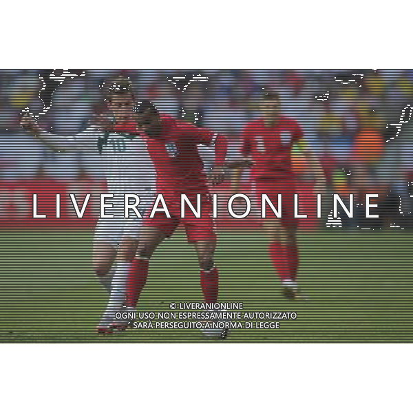 (100623) -- PORT ELIZABETH, June 23, 2010 -- England\'s Ashley Cole (R) vies with Slovenia\'s Valter Birsa during the 2010 World Cup Group C soccer match at Nelson Mandela Bay stadium in Port Elizabeth, South Africa, June 23, 2010. England won 1-0. Xing Guangli) (kh) ©Photoshot/Agenzia Aldo Liverani Sas - ITALY ONLY: INGHILTERRA - SLOVENIA FIFA WORLD CUP CAMPIONATI MONDIALI SUD AFRICA 2010