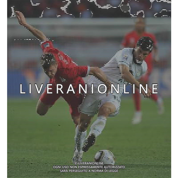 (100623) -- PORT ELIZABETH, June 23, 2010 -- England\'s James Milner (L) vies with Slovenia\'s Bojan Jokic during the 2010 World Cup Group C soccer match at Nelson Mandela Bay stadium in Port Elizabeth, South Africa, June 23, 2010. England won 1-0. Yang Lei) (kh) ©Photoshot/Agenzia Aldo Liverani Sas - ITALY ONLY: INGHILTERRA - SLOVENIA FIFA WORLD CUP CAMPIONATI MONDIALI SUD AFRICA 2010