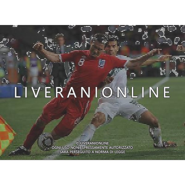 (100623) -- PORT ELIZABETH, June 23, 2010 -- England\'s Frank Lampard (Front) vies with Slovenia\'s Aleksandar Radosavljevic during the 2010 World Cup Group C soccer match at Nelson Mandela Bay stadium in Port Elizabeth, South Africa, June 23, 2010. England won 1-0. Yang Lei) (kh) ©Photoshot/Agenzia Aldo Liverani Sas - ITALY ONLY: INGHILTERRA - SLOVENIA FIFA WORLD CUP CAMPIONATI MONDIALI SUD AFRICA 2010