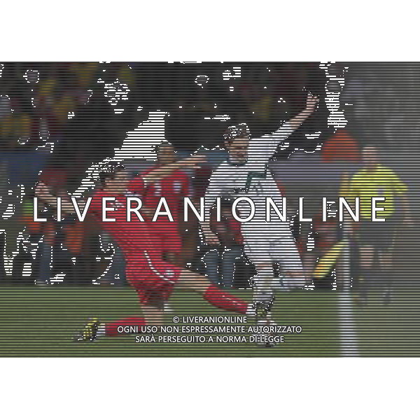 (100623) -- PORT ELIZABETH, June 23, 2010 -- England\'s Gareth Barry (L) vies with Slovenia\'s Milivoje Novakovic during the 2010 World Cup Group C soccer match at Nelson Mandela Bay stadium in Port Elizabeth, South Africa, June 23, 2010. England won 1-0. Xing Guangli) (kh) ©Photoshot/Agenzia Aldo Liverani Sas - ITALY ONLY: INGHILTERRA - SLOVENIA FIFA WORLD CUP CAMPIONATI MONDIALI SUD AFRICA 2010