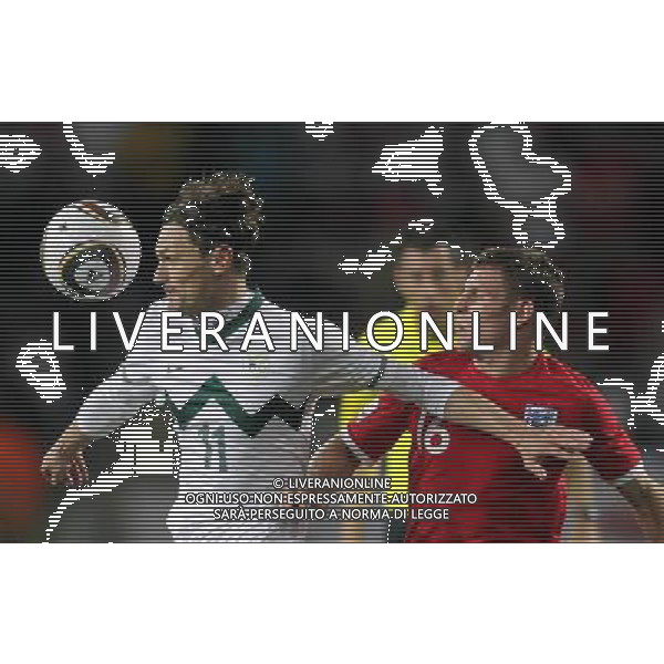 (100623) -- PORT ELIZABETH, June 23, 2010 -- England\'s James Milner (R) vies with Slovenia\'s Milivoje Novakovic during the 2010 World Cup Group C soccer match at Nelson Mandela Bay stadium in Port Elizabeth, South Africa, June 23, 2010. England won 1-0. Xing Guangli) (kh) ©Photoshot/Agenzia Aldo Liverani Sas - ITALY ONLY: INGHILTERRA - SLOVENIA FIFA WORLD CUP CAMPIONATI MONDIALI SUD AFRICA 2010