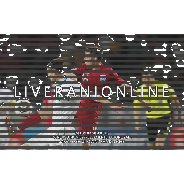 (100623) -- PORT ELIZABETH, June 23, 2010 -- England\'s James Milner (R) vies with Slovenia\'s Milivoje Novakovic during the 2010 World Cup Group C soccer match at Nelson Mandela Bay stadium in Port Elizabeth, South Africa, June 23, 2010. England won 1-0. Xing Guangli) (kh) ©Photoshot/Agenzia Aldo Liverani Sas - ITALY ONLY: INGHILTERRA - SLOVENIA FIFA WORLD CUP CAMPIONATI MONDIALI SUD AFRICA 2010