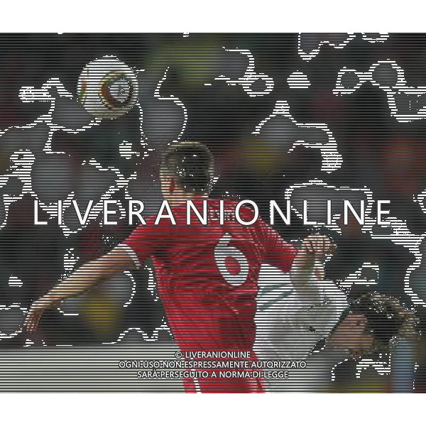 (100623) -- PORT ELIZABETH, June 23, 2010 -- England\'s John Terry (L) vies with Slovenia\'s Milivoje Novakovic during the 2010 World Cup Group C soccer match at Nelson Mandela Bay stadium in Port Elizabeth, South Africa, June 23, 2010. England won 1-0. Xing Guangli) (kh) ©Photoshot/Agenzia Aldo Liverani Sas - ITALY ONLY: INGHILTERRA - SLOVENIA FIFA WORLD CUP CAMPIONATI MONDIALI SUD AFRICA 2010
