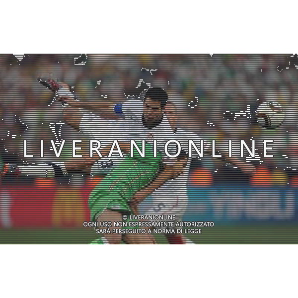 (100623) -- TSHWANE, June 23, 2010 -- Carlos Bocanegra (Top) of the United States vies for the ball during the 2010 World Cup Group C soccer match against Algeria at Loftus Versfeld stadium in Tshwane, South Africa, June 23, 2010. Guo Yong) (kh) ©Photoshot/Agenzia Aldo Liverani Sas - ITALY ONLY: STATI UNITI (USA) - ALGERIA FIFA WORLD CUP CAMPIONATI MONDIALI SUD AFRICA 2010