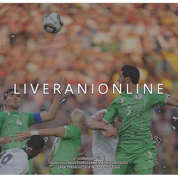(100623) -- TSHWANE, June 23, 2010 -- Algeria\'s Anther Yahia (1st L) and Oguchi Onyewu (1st R) jump for the ball during the 2010 World Cup Group C soccer match against the United States at Loftus Versfeld stadium in Tshwane, South Africa, June 23, 2010. Guo Yong) (kh) ©Photoshot/Agenzia Aldo Liverani Sas - ITALY ONLY: STATI UNITI (USA) - ALGERIA FIFA WORLD CUP CAMPIONATI MONDIALI SUD AFRICA 2010