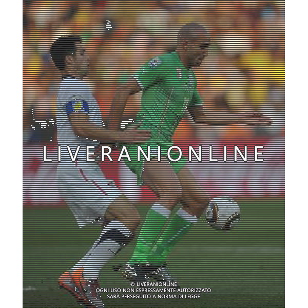 (100623) -- TSHWANE, June 23, 2010 -- Algeria\'s Rafik Djebbour (R) vies for the ball during the 2010 World Cup Group C soccer match against the United States at Loftus Versfeld stadium in Tshwane, South Africa, June 23, 2010. Guo Yong) (kh) ©Photoshot/Agenzia Aldo Liverani Sas - ITALY ONLY: STATI UNITI (USA) - ALGERIA FIFA WORLD CUP CAMPIONATI MONDIALI SUD AFRICA 2010