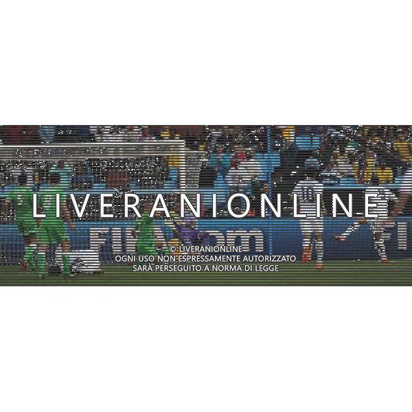 (100623) -- TSHWANE, June 23, 2010 -- Herculez Gomez (1st R) of the United States shoots during the 2010 World Cup Group C soccer match against Algeria at Loftus Versfeld stadium in Tshwane, South Africa, June 23, 2010. Guo Yong) (kh) ©Photoshot/Agenzia Aldo Liverani Sas - ITALY ONLY: STATI UNITI (USA) - ALGERIA FIFA WORLD CUP CAMPIONATI MONDIALI SUD AFRICA 2010