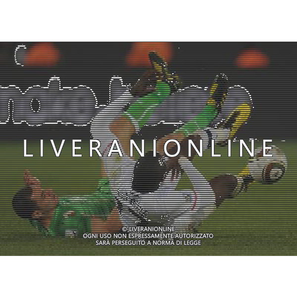 (100623) -- TSHWANE, June 23, 2010 -- Jozy Altidore (R) of the United States falls during the 2010 World Cup Group C soccer match against Algeria at Loftus Versfeld stadium in Tshwane, South Africa, June 23, 2010. Guo Yong) (kh) ©Photoshot/Agenzia Aldo Liverani Sas - ITALY ONLY: STATI UNITI (USA) - ALGERIA FIFA WORLD CUP CAMPIONATI MONDIALI SUD AFRICA 2010