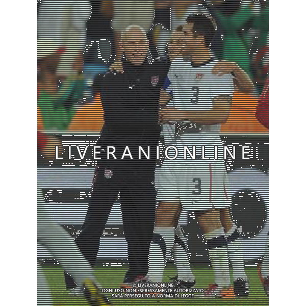 (100623) -- TSHWANE, June 23, 2010 -- Coach of the United States Bob Bradley (L) celebrates with players after the 2010 World Cup Group C soccer match against Algeria at Loftus Versfeld stadium in Tshwane, South Africa, June 23, 2010. The United States won 1-0. Guo Yong) (kh) ©Photoshot/Agenzia Aldo Liverani Sas - ITALY ONLY: STATI UNITI (USA) - ALGERIA FIFA WORLD CUP CAMPIONATI MONDIALI SUD AFRICA 2010