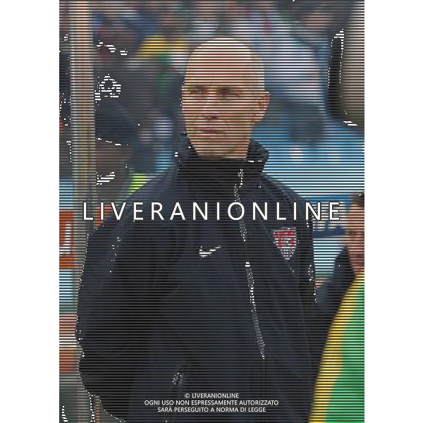 (100623) -- TSHWANE, June 23, 2010 -- Coach of the United States Bob Bradley reacts during the 2010 World Cup Group C soccer match against Algeria at Loftus Versfeld stadium in Tshwane, South Africa, June 23, 2010. The United States won 1-0. Guo Yong) (kh) ©Photoshot/Agenzia Aldo Liverani Sas - ITALY ONLY: STATI UNITI (USA) - ALGERIA FIFA WORLD CUP CAMPIONATI MONDIALI SUD AFRICA 2010