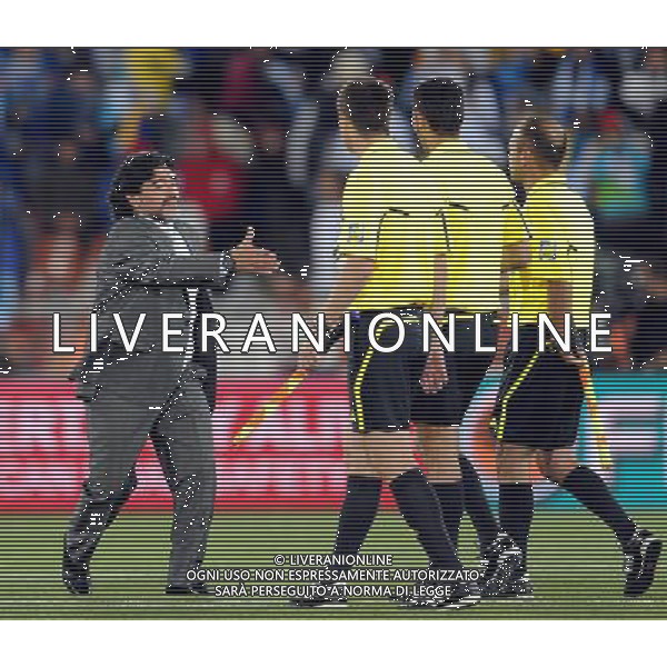 (100623) -- POLOKWANE, June 23, 2010 () -terna arbitrale- Argentine head coach Diego Maradona (L) shakes hands with the referees after the 2010 World Cup Group B soccer match against Greece in Polokwane, South Africa, June 22, 2010. Argentina won 2-0 and qualifies for the next round.(/Wang Yuguo)(fym) ©Photoshot/Agenzia Aldo Liverani Sas - ITALY ONLY: ARGENTINA - GRECIA FIFA WORLD CUP CAMPIONATI MONDIALI SUD AFRICA 2010