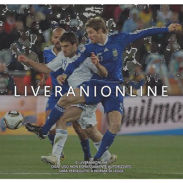 (100623) -- POLOKWANE, June 23, 2010 () -- Sokratis Papastrathopoulos of Greece (C) vies with Mario Bolatti of Argentina (R) during their 2010 World Cup Group B soccer match in Polokwane, South Africa, June 22, 2010. Argentina won 2-0 and qualifies for the next round.(/Xu Suhui)(fym) ©Photoshot/Agenzia Aldo Liverani Sas - ITALY ONLY: ARGENTINA - GRECIA FIFA WORLD CUP CAMPIONATI MONDIALI SUD AFRICA 2010