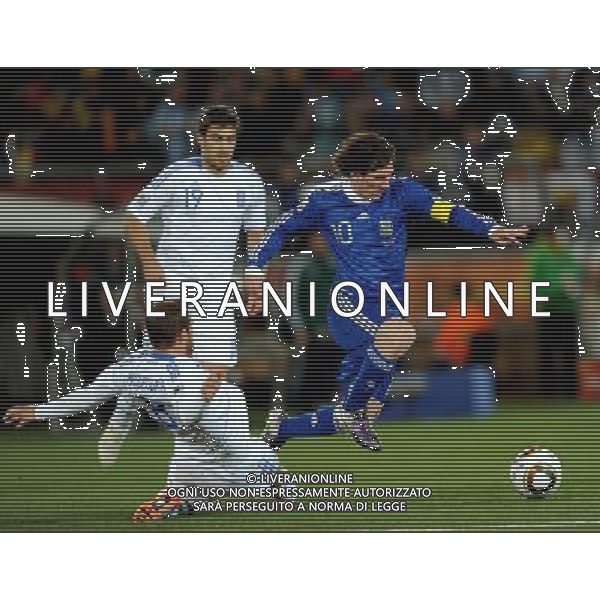 (100623) -- POLOKWANE, June 23, 2010 () -- Lionel Messi of Argentina (R) breaks through during the 2010 World Cup Group B soccer match against Greece in Polokwane, South Africa, June 22, 2010. Argentina won 2-0 and qualifies for the next round.(/Wang Yuguo)(fym) ©Photoshot/Agenzia Aldo Liverani Sas - ITALY ONLY: ARGENTINA - GRECIA FIFA WORLD CUP CAMPIONATI MONDIALI SUD AFRICA 2010