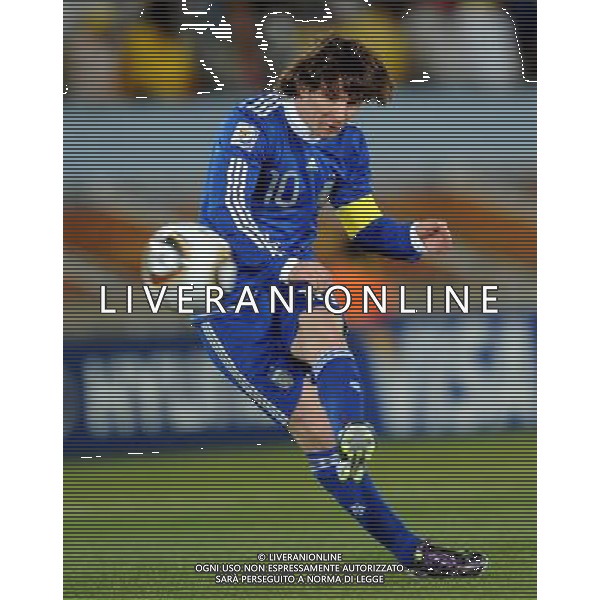 (100623) -- POLOKWANE, June 23, 2010 () -- Lionel Messi of Argentina takes a freekick during the 2010 World Cup Group B soccer match against Greece in Polokwane, South Africa, June 22, 2010. Argentina won 2-0 and qualifies for the next round.(/Wang Yuguo)(fym) ©Photoshot/Agenzia Aldo Liverani Sas - ITALY ONLY: ARGENTINA - GRECIA FIFA WORLD CUP CAMPIONATI MONDIALI SUD AFRICA 2010