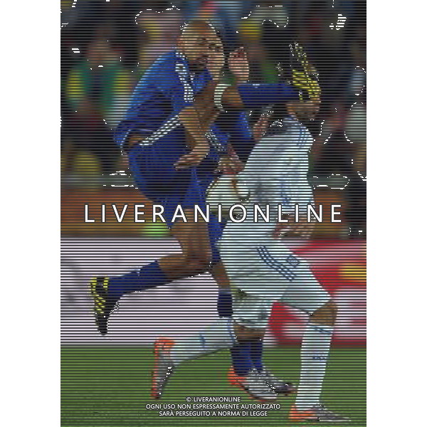 (100623) -- POLOKWANE, June 23, 2010 () -- Juan Veron of Argentina (L) vies with a player of Greece during their 2010 World Cup Group B soccer match in Polokwane, South Africa, June 22, 2010. Argentina won 2-0 and qualifies for the next round.(/Wang Yuguo)(fym) ©Photoshot/Agenzia Aldo Liverani Sas - ITALY ONLY: ARGENTINA - GRECIA FIFA WORLD CUP CAMPIONATI MONDIALI SUD AFRICA 2010