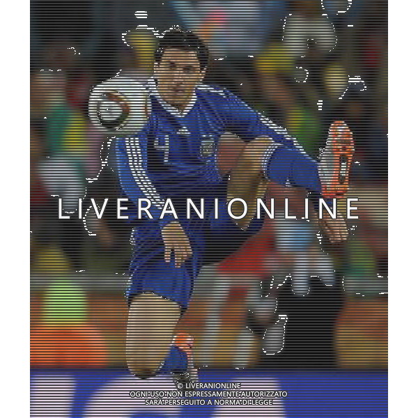 (100623) -- POLOKWANE, June 23, 2010 () -- Nicolas Burdisso of Argentina controls the ball during the 2010 World Cup Group B soccer match against Greece in Polokwane, South Africa, June 22, 2010. Argentina won 2-0 and qualifies for the next round.(/Wang Yuguo)(fym) ©Photoshot/Agenzia Aldo Liverani Sas - ITALY ONLY: ARGENTINA - GRECIA FIFA WORLD CUP CAMPIONATI MONDIALI SUD AFRICA 2010