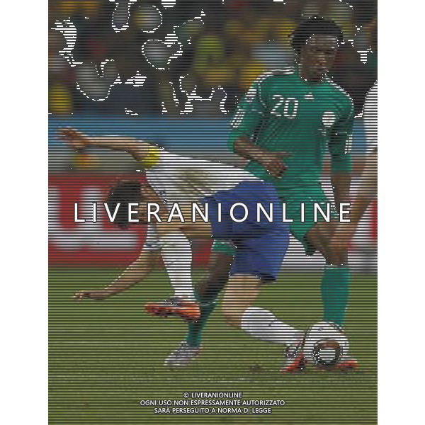 (100623) -- DURBAN, June 23, 2010 -- Park Ji-Sung (L) of South Korea vies with Nigeria\'s Dickson Etuhu during their 2010 World Cup Group B soccer match at Moses Mabhida stadium in Durban, South Africa, on June 22, 2010. Liao Yujie)(dl) ©Photoshot/Agenzia Aldo Liverani Sas - ITALY ONLY - NIGERIA - COREA DEL SUD FIFA WORLD CUP CAMPIONATI MONDIALI SUD AFRICA 2010