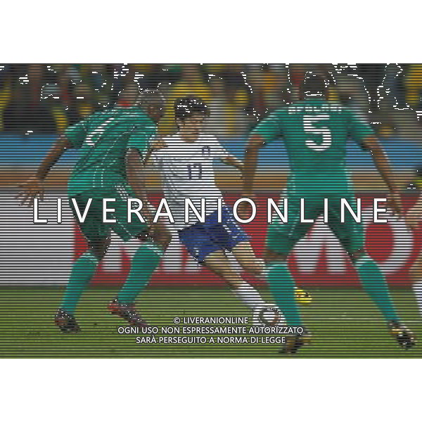 (100623) -- DURBAN, June 23, 2010 -- Lee Chung-Yong (C) of South Korea vies with Nigeria\'s Danny Shittu during their 2010 World Cup Group B soccer match at Moses Mabhida stadium in Durban, South Africa, on June 22, 2010. Liao Yujie)(dl) ©Photoshot/Agenzia Aldo Liverani Sas - ITALY ONLY - NIGERIA - COREA DEL SUD FIFA WORLD CUP CAMPIONATI MONDIALI SUD AFRICA 2010
