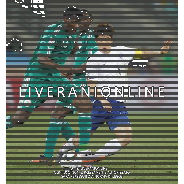 (100623) -- DURBAN, June 23, 2010 -- Park Ji-Sung (R) of South Korea vies with Nigeria\'s Yussuf Ayila during their 2010 World Cup Group B soccer match at Moses Mabhida stadium in Durban, South Africa, on June 22, 2010. Liao Yujie)(dl) ©Photoshot/Agenzia Aldo Liverani Sas - ITALY ONLY - NIGERIA - COREA DEL SUD FIFA WORLD CUP CAMPIONATI MONDIALI SUD AFRICA 2010