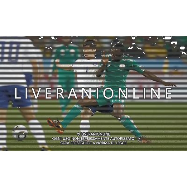 (100623) -- DURBAN, June 23, 2010 -- Park Ji-Sung (C) of South Korea vies with Nigeria\'s Chinedu Ogbuke Obasi during their 2010 World Cup Group B soccer match at Moses Mabhida stadium in Durban, South Africa, on June 22, 2010. Liao Yujie)(dl) ©Photoshot/Agenzia Aldo Liverani Sas - ITALY ONLY - NIGERIA - COREA DEL SUD FIFA WORLD CUP CAMPIONATI MONDIALI SUD AFRICA 2010