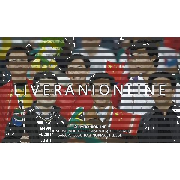 (100623) -- DURBAN, June 23, 2010 -- Chinese fans living in Durban cheer prior to the 2010 World Cup Group B soccer match between Nigeria and South Korea at Moses Mabhida stadium in Durban, South Africa, on June 22, 2010. Liao Yujie)(fym) ©Photoshot/Agenzia Aldo Liverani Sas - ITALY ONLY - NIGERIA - COREA DEL SUD FIFA WORLD CUP CAMPIONATI MONDIALI SUD AFRICA 2010