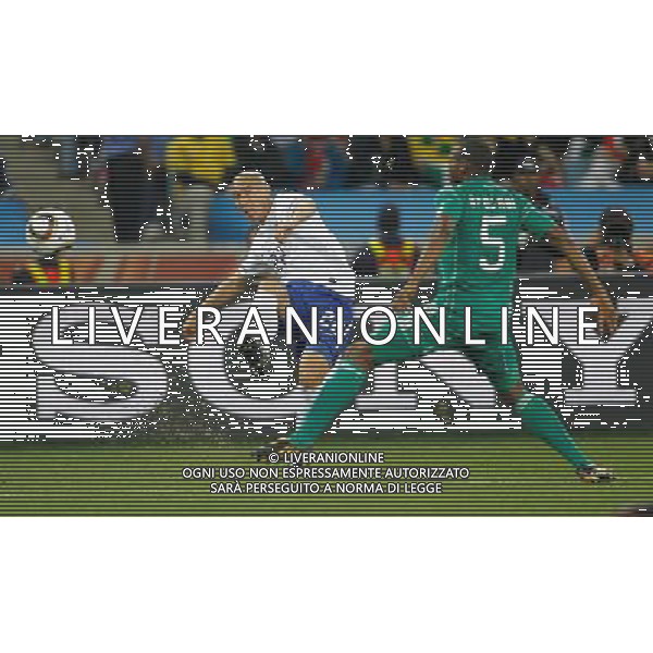 (100623) -- DURBAN, June 23, 2010 -- Cha Du-Ri (L) of South Korea vies with Nigeria\'s Rabiu Afolabi during their 2010 World Cup Group B soccer match at Moses Mabhida stadium in Durban, South Africa, on June 22, 2010. Liao Yujie)(dl) ©Photoshot/Agenzia Aldo Liverani Sas - ITALY ONLY - NIGERIA - COREA DEL SUD FIFA WORLD CUP CAMPIONATI MONDIALI SUD AFRICA 2010