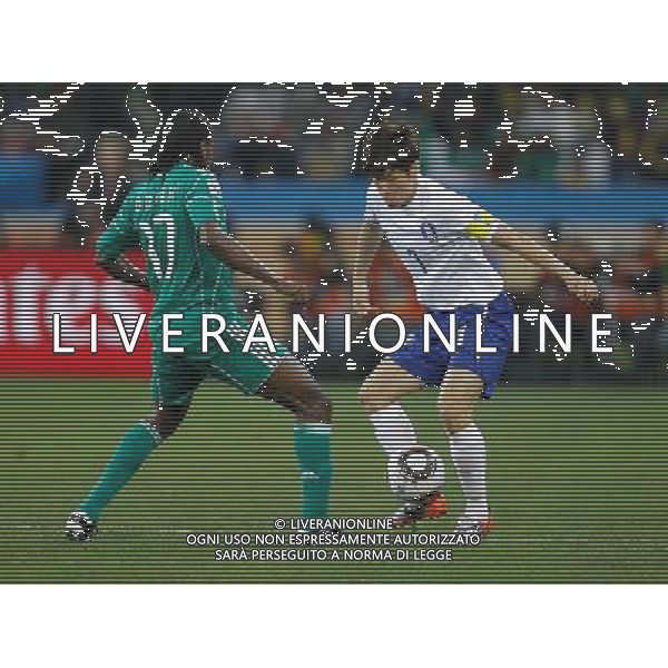 (100623) -- DURBAN, June 23, 2010 -- Chidi Odiah (L) of Nigeria vies with Park Ji-Sung of South Korea during the 2010 World Cup Group B soccer match between Nigeria and South Korea at Moses Mabhida stadium in Durban, South Africa, on June 22, 2010. Liao Yujie)(dl) ©Photoshot/Agenzia Aldo Liverani Sas - ITALY ONLY - NIGERIA - COREA DEL SUD FIFA WORLD CUP CAMPIONATI MONDIALI SUD AFRICA 2010