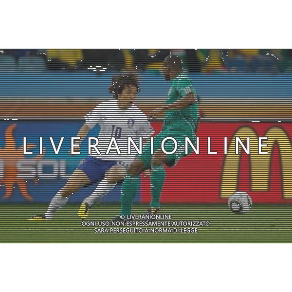 (100623) -- DURBAN, June 23, 2010 -- Park Chu-Young (L) of South Korea vies with Rabiu Afolabi of Nigeria during their 2010 World Cup Group B soccer match at Moses Mabhida stadium in Durban, South Africa, on June 22, 2010. Liao Yujie)(dl) ©Photoshot/Agenzia Aldo Liverani Sas - ITALY ONLY - NIGERIA - COREA DEL SUD FIFA WORLD CUP CAMPIONATI MONDIALI SUD AFRICA 2010