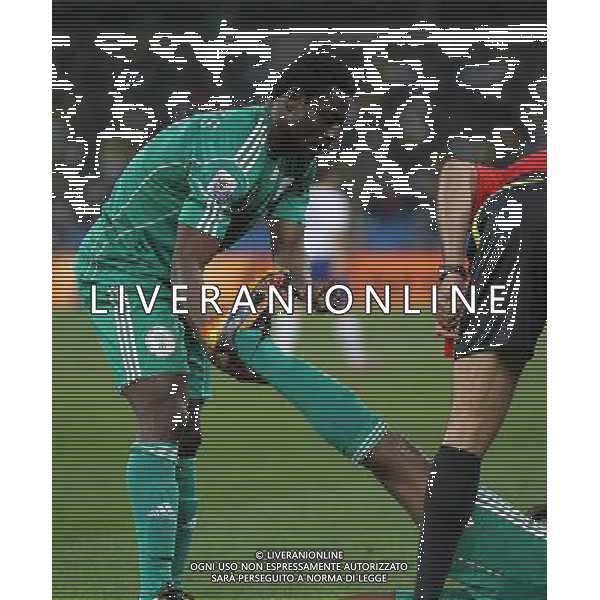 (100623) -- DURBAN, June 23, 2010 -- Nigeria\'s Obafemi Martins (L) helps teammate Chinedu Ogbuke Obasi during the 2010 World Cup Group B soccer match against South Korea at Moses Mabhida stadium in Durban, South Africa, on June 22, 2010. The match tied 2-2. Liao Yujie)(dl) ©Photoshot/Agenzia Aldo Liverani Sas - ITALY ONLY - NIGERIA - COREA DEL SUD FIFA WORLD CUP CAMPIONATI MONDIALI SUD AFRICA 2010