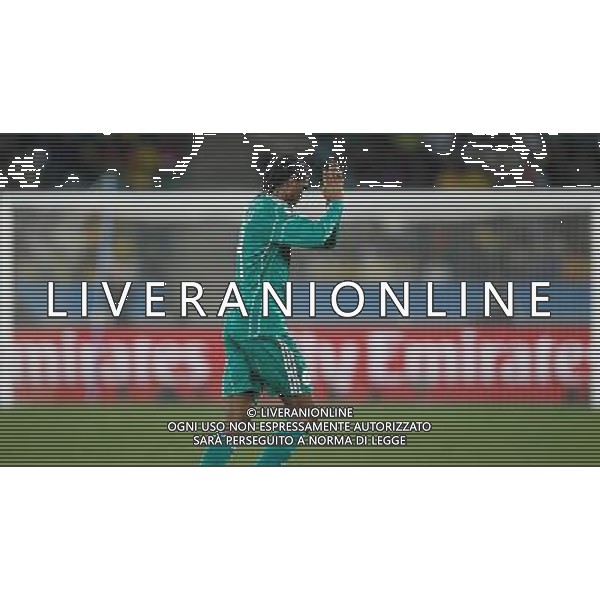 (100623) -- DURBAN, June 23, 2010 -- Nigeria\'s Nwankwo Kanu (R) gestures to spectators as he is substituted off during the 2010 World Cup Group B soccer match against South Korea at Moses Mabhida stadium in Durban, South Africa, on June 22, 2010. Liao Yujie)(dl) ©Photoshot/Agenzia Aldo Liverani Sas - ITALY ONLY - NIGERIA - COREA DEL SUD FIFA WORLD CUP CAMPIONATI MONDIALI SUD AFRICA 2010