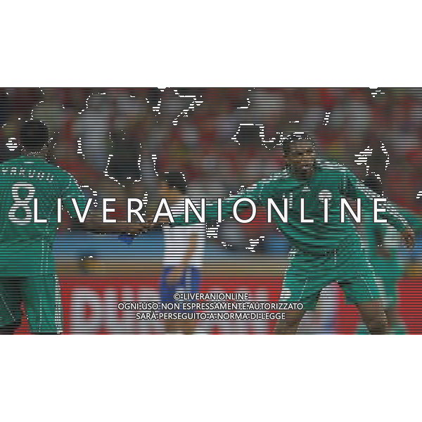 (100623) -- DURBAN, June 23, 2010 -- Nigeria\'s Nwankwo Kanu (R) passes the captain\'s armband to his teammate Yakubu Ayegbeni as he is substituted off during the 2010 World Cup Group B soccer match against South Korea at Moses Mabhida stadium in Durban, South Africa, on June 22, 2010. Liao Yujie)(dl) ©Photoshot/Agenzia Aldo Liverani Sas - ITALY ONLY - NIGERIA - COREA DEL SUD FIFA WORLD CUP CAMPIONATI MONDIALI SUD AFRICA 2010