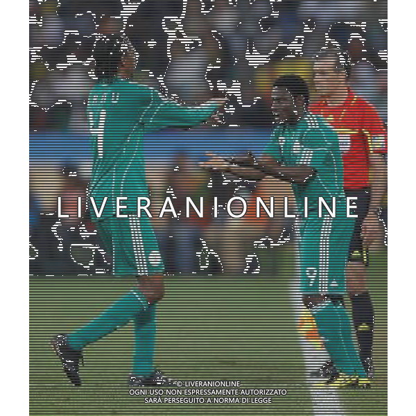 (100623) -- DURBAN, June 23, 2010 -- Nigeria\'s Obafemi Martins (R) substitutes for teammate Nwankwo Kanu during the 2010 World Cup Group B soccer match against South Korea at Moses Mabhida stadium in Durban, South Africa, on June 22, 2010. Liao Yujie)(dl) ©Photoshot/Agenzia Aldo Liverani Sas - ITALY ONLY - NIGERIA - COREA DEL SUD FIFA WORLD CUP CAMPIONATI MONDIALI SUD AFRICA 2010