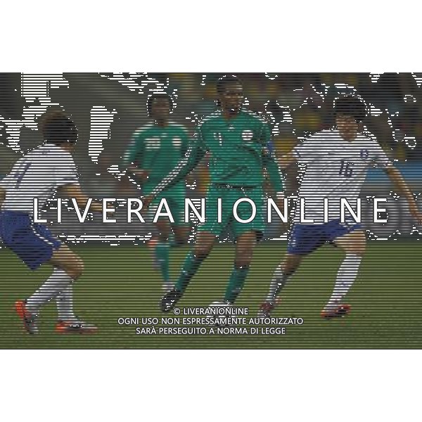(100623) -- DURBAN, June 23, 2010 -- Ki Sung-Yueng (R) of South Korea vies with Nigeria\'s Nwankwo Kanu (C) during their 2010 World Cup Group B soccer match at Moses Mabhida stadium in Durban, South Africa, on June 22, 2010. Liao Yujie)(dl) ©Photoshot/Agenzia Aldo Liverani Sas - ITALY ONLY - NIGERIA - COREA DEL SUD FIFA WORLD CUP CAMPIONATI MONDIALI SUD AFRICA 2010