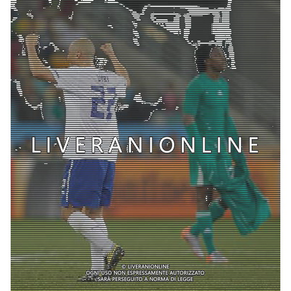 (100623) -- DURBAN, June 23, 2010 () -- Cha Du-Ri (L) of South Korea and Nigeria\'s Dickson Etuhu, react after their 2010 World Cup Group B soccer match at Moses Mabhida stadium in Durban, South Africa, on June 22, 2010. The match tied 2-2.(/Liao Yujie)(dl) ©Photoshot/Agenzia Aldo Liverani Sas - ITALY ONLY - NIGERIA - COREA DEL SUD FIFA WORLD CUP CAMPIONATI MONDIALI SUD AFRICA 2010