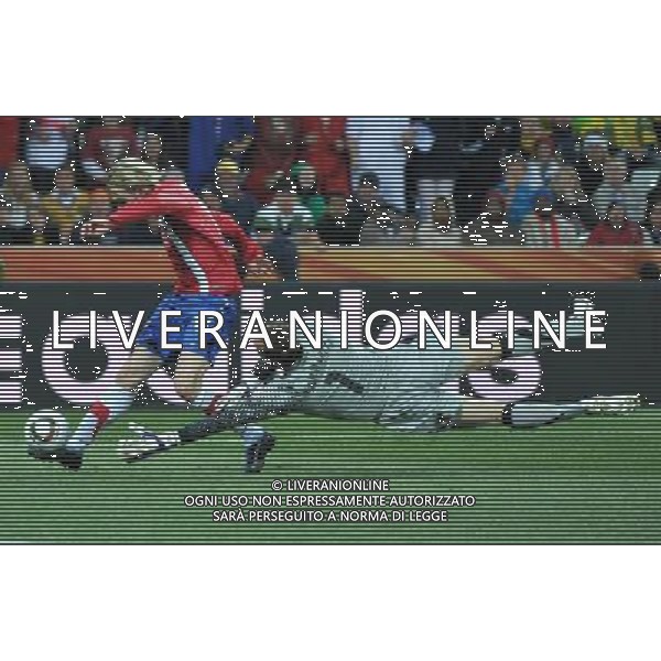 (100624) -- NELSPRUIT, June 24, 2010 -- Australia\'s goalkeeper Mark Schwarzer (R) dives to save the ball from Serbia\'s Milos Krasic during the 2010 World Cup Group D match in Nelspruit, South Africa, June 23, 2010. Xu Suhui) ©Photoshot/Agenzia Aldo Liverani Sas - ITALY ONLY: SERBIA - AUSTRALIA FIFA WORLD CUP CAMPIONATI MONDIALI SUD AFRICA 2010