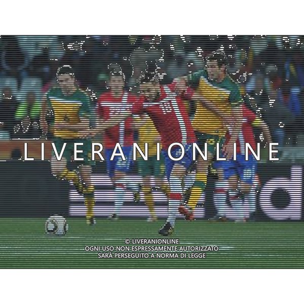 (100624) -- NELSPRUIT, June 24, 2010 -- Australia\'s Carl Valeri (R) vies with Serbia\'s Milos Ninkovic during the 2010 World Cup Group D match in Nelspruit, South Africa, June 23, 2010. Xu Suhui) ©Photoshot/Agenzia Aldo Liverani Sas - ITALY ONLY: SERBIA - AUSTRALIA FIFA WORLD CUP CAMPIONATI MONDIALI SUD AFRICA 2010