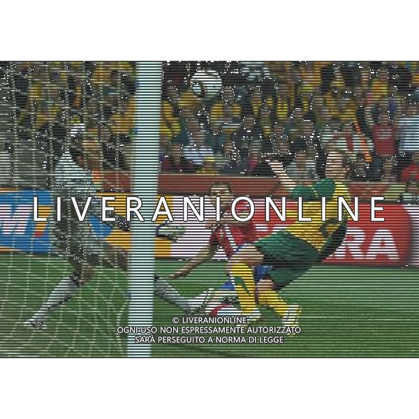 (100624) -- NELSPRUIT, June 24, 2010 -- Australia\'s goalkeeper Mark Schwarzer (L) saves the ball from Serbia\'s Branislav Ivanovic during the 2010 World Cup Group D match in Nelspruit, South Africa, June 23, 2010. Xu Suhui) ©Photoshot/Agenzia Aldo Liverani Sas - ITALY ONLY: SERBIA - AUSTRALIA FIFA WORLD CUP CAMPIONATI MONDIALI SUD AFRICA 2010