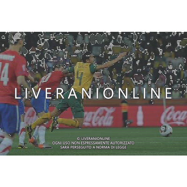 (100624) -- NELSPRUIT, June 24, 2010 -- Australia\'s Tim Cahill (R) vies for the ball during the 2010 World Cup Group D match between Australia and Serbia in Nelspruit, South Africa, June 23, 2010. Xu Suhui) ©Photoshot/Agenzia Aldo Liverani Sas - ITALY ONLY: SERBIA - AUSTRALIA FIFA WORLD CUP CAMPIONATI MONDIALI SUD AFRICA 2010