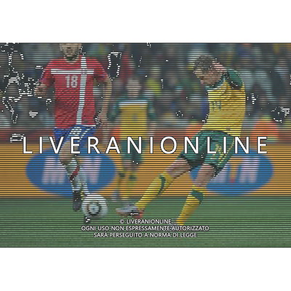 (100624) -- NELSPRUIT, June 24, 2010 () -- Australia\'s Brett Holman shoots and scores during the 2010 World Cup Group D match against Serbia in Nelspruit, South Africa, June 23, 2010. Australia won the match 2-1. Both Serbia and Australia are disqualified for the round of 16. (/Xu Suhui) ©Photoshot/Agenzia Aldo Liverani Sas - ITALY ONLY: SERBIA - AUSTRALIA FIFA WORLD CUP CAMPIONATI MONDIALI SUD AFRICA 2010