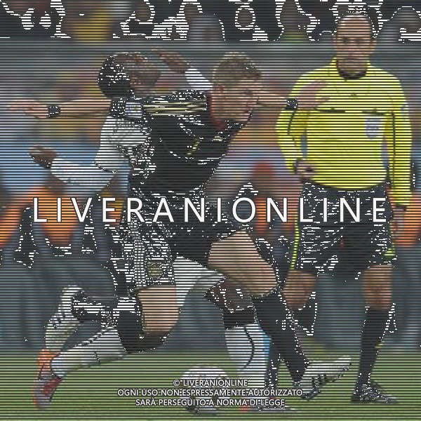 (100624) -- JOHANNESBURG, June 24, 2010 -- Germany\'s Bastian Schweinsteiger (Front) breaks through with the ball during the 2010 World Cup Group D match against Ghana in Johannesburg, South Africa, June 23, 2010. Li Ga) ©Photoshot/Agenzia Aldo Liverani Sas - ITALY ONLY - GHANA - GERMANIA FIFA WORLD CUP CAMPIONATI MONDIALI SUD AFRICA 2010