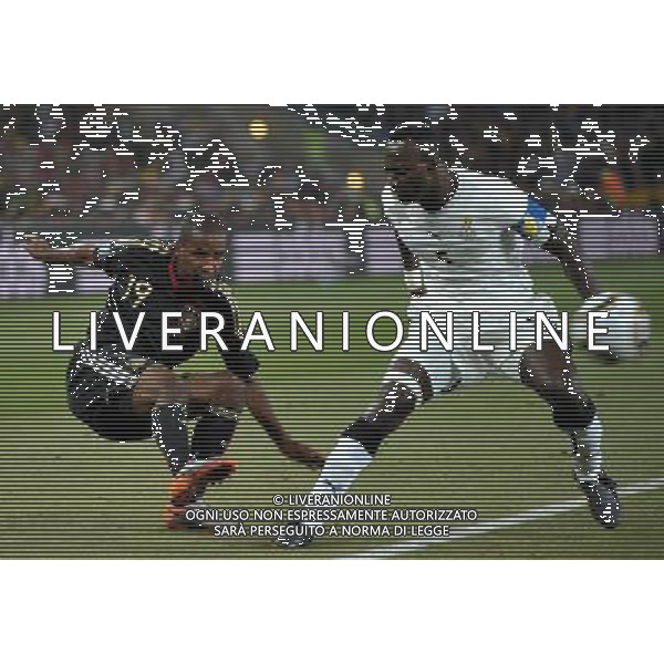 (100624) -- JOHANNESBURG, June 24, 2010 -- Germany\'s Cacau (L) vies with Ghana\'s John Mensah during the 2010 World Cup Group D match in Johannesburg, South Africa, June 23, 2010. Wang Yuguo) ©Photoshot/Agenzia Aldo Liverani Sas - ITALY ONLY - GHANA - GERMANIA FIFA WORLD CUP CAMPIONATI MONDIALI SUD AFRICA 2010