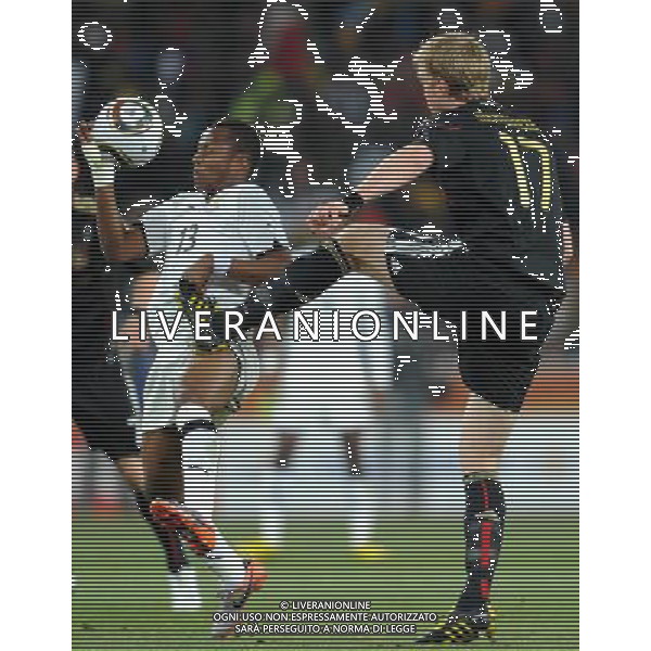 (100624) -- JOHANNESBURG, June 24, 2010 -- Germany\'s Per Mertesacker (R) vies with Ghana\'s Andre Ayew during the 2010 World Cup Group D match in Johannesburg, South Africa, June 23, 2010. Li Ga) ©Photoshot/Agenzia Aldo Liverani Sas - ITALY ONLY - GHANA - GERMANIA FIFA WORLD CUP CAMPIONATI MONDIALI SUD AFRICA 2010